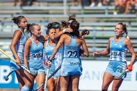 Las Leonas festejan el gol de Majo Granatto para el 1-0. (Fuente: @LeonasHockeyARG)