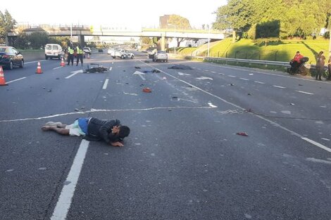 Escapaban en moto de contramano por Acceso Oeste y chocaron: un muerto y un herido