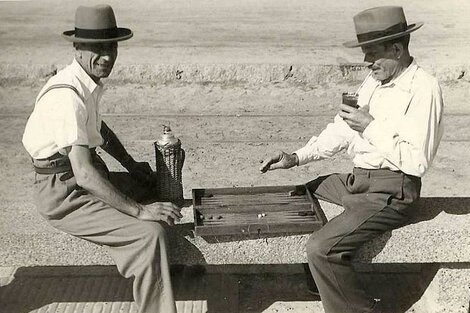 Fusión cultural. Armenios tomando mate y jugando al tavlí (típico juego armenio). 