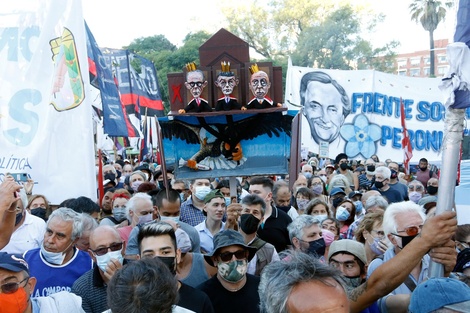 Multitudinaria marcha frente a los Tribunales