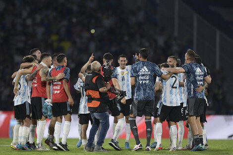 Festejo grupal en el Kempes tras una sólida actuación que prolongó el invicto a 29 partidos