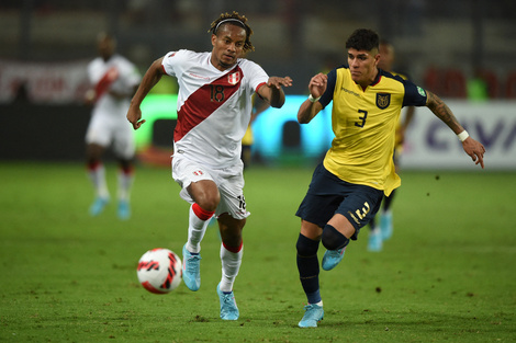 Ecuador está casi adentro, Perú se juega su gran chance ante Uruguay (Fuente: AFP)