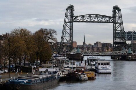 Desarmarán un histórico puente en Rotterdam para que pase el barco de Jeff Bezos