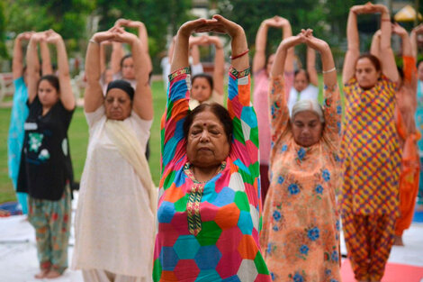 Suspenden retiro espiritual de yoga para mujeres en Kuwait por considerarlo "indecente" 