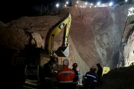 Las retroexcavadoras trabajaron sin parar para llegar adonde está el niño