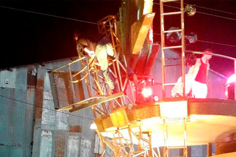 Dos heridos por la caída de una grúa en los preparativos del carnaval de Gualeguaychú 