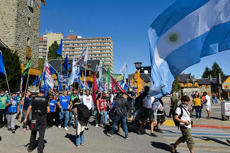 Movilización al juzgado Civil de Bariloche para reclamar por la seguridad de los manifestantes que iniciaron la "Marcha por la soberanía de Lago Escondido".