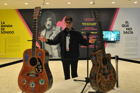 León Gieco con las dos guitarras que cedió para la muestra. (Fuente: Enrique García Medina)