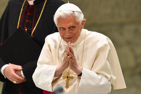 Ratzinger dijo sentir una "profunda vergüenza" por los abusos cometidos por un sacerdote contra niñes en Alemania.