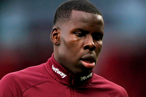 Kurt Zouma, futbolista del West Ham,  fue filmado mientras golpeaba a su gato