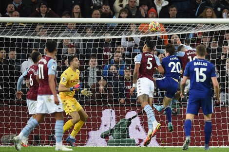 Partidazo entre el Leeds de Bielsa y el Aston Villa de Dibu Martínez