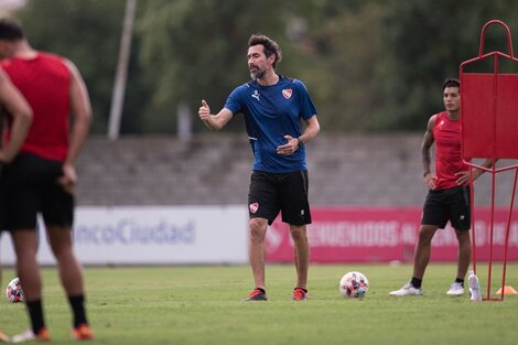 Eduardo Domínguez advirtió que tiene un plantel corto y con muchos juveniles