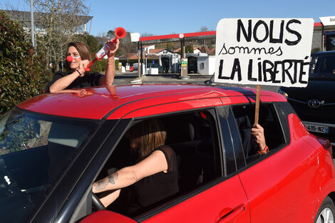 Antivacunas fraceses intentan bloquear las calles de París