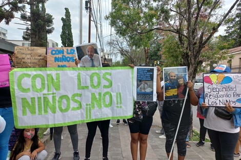 Suspenden la restitución de un niño a su padre acusado por violencia de género