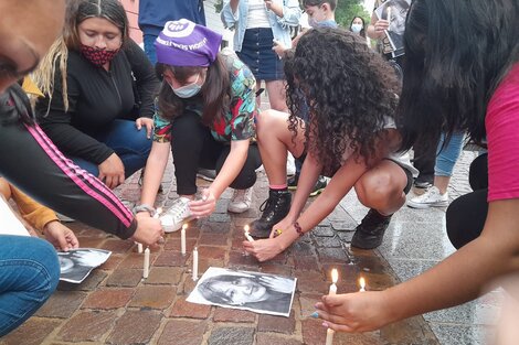 Encendieron velas en memoria de Cinthia Aranda. 