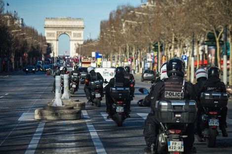 Efectivos policiales desplegados a metros del Arco de Triunfo, en París. 