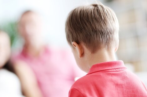 Anotaron a un niño como como hijo de dos hombres y una mujer.