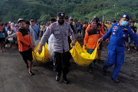 Indonesia: mueren al menos diez personas al ser arrastradas por el mar mientras meditaban