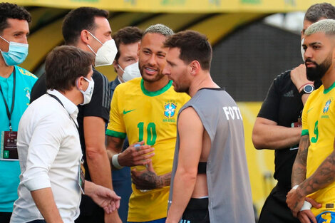 Neymar y Messi hablan con uno de los encargados de sanidad de Brasil, que suspendió el partido