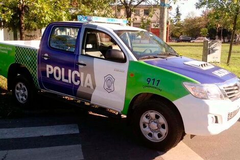 Llamó a la policía porque unos jóvenes hacían ruido y denuncia que un efectivo se puso a beber con ellos