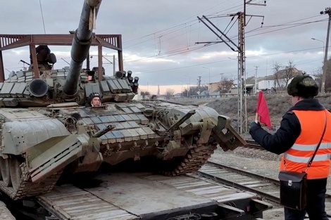 Un tanque ruso subido a un vagón de carga tras realizar ejercicios militares en Crimea.