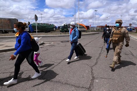 Un Carabinero chileno escolta a un grupo de migrantes en Colchane, cerca de la frontera con Bolivia.