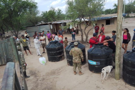 El Ejército inició la entrega de 350 tanques de agua en el norte salteño 