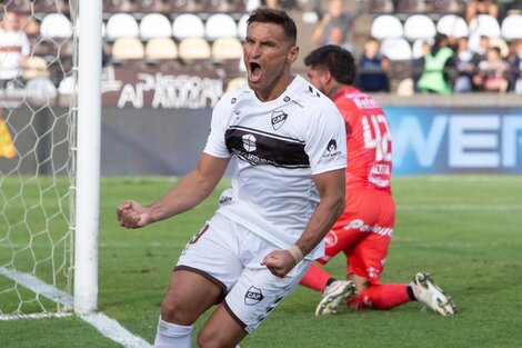 Gonzalo Bergessio festeja su gol, el 1-0, de penal. (Fuente: NA)