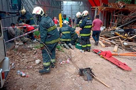 Los bomberos trabajando en el área del siniestro. (Fuente: Télam)