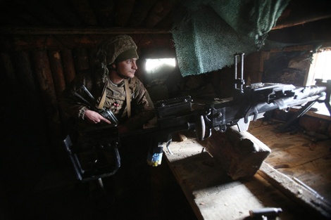 Un soldado ucraniano vigila cerca de Lugansk, este de Ucrania.