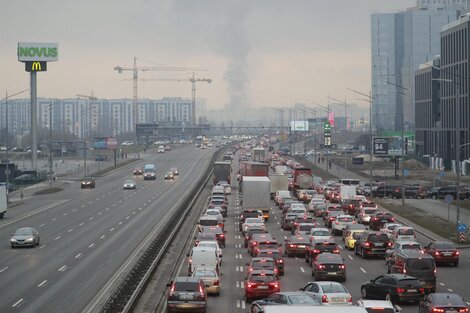 Largas filas de autos con personas huyendo de Kiev, luego de que comenzaran los ataques de Rusia.