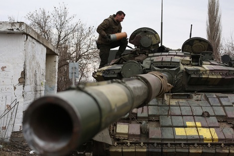 Militares ucranianos se preparan para repeler un ataque en la región de Lugansk.