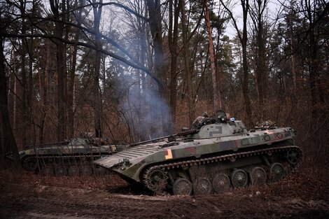 Tanques ucranianos que forman parte de las defensas de Kiev.