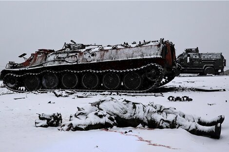 Un tanque ruso quemado y un soldado muerto cerca de la ciudad de Kharkiv, este de Ucrania.