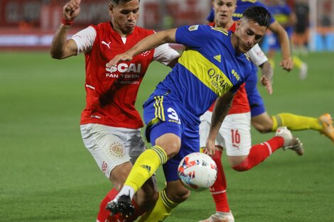 Pavón en acción, en el último encuentro jugado entre Boca e Independiente (Fuente: NA)