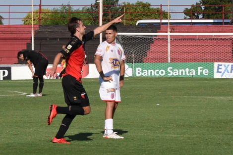 Bernardi celebra el tanto del transitorio empate de Colón (Fuente: Télam)