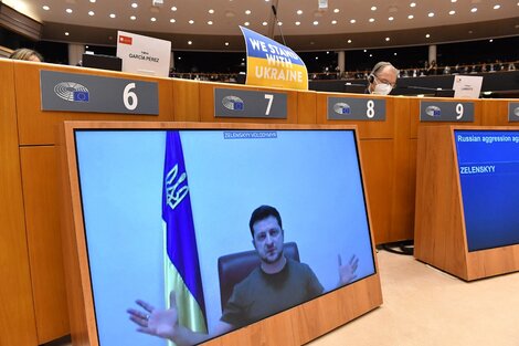 Desde Kiev, Zelenski le habla por videoconferencia al Europarlamento e Bruselas.