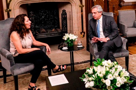 Cristina Caamaño, interventora de la AFI, junto al presidente Alberto Fernández.