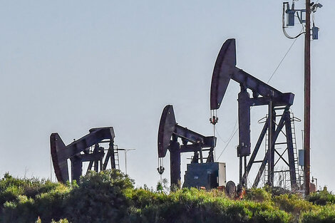 El barril de petróleo acumula una suba de 48 por ciento desde que comenzó el año. (Fuente: AFP)