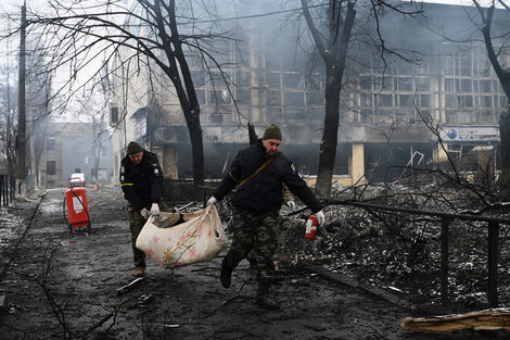 Policías remueven el cadaver de un civil en un bombardeo a una torre de TV en Kiev. (Fuente: AFP)