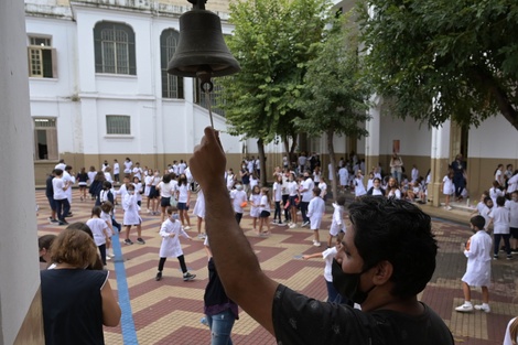 Reencuentro en el patio de la escuela. (Fuente: Sebastián Granata)