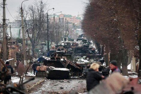 Vehículos blindados rusos destruidos en un camino hacia la ciudad de Kiev. 