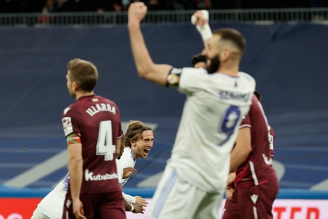 Modric anotó el segundo gol y Benzema lo celebra (Fuente: EFE)