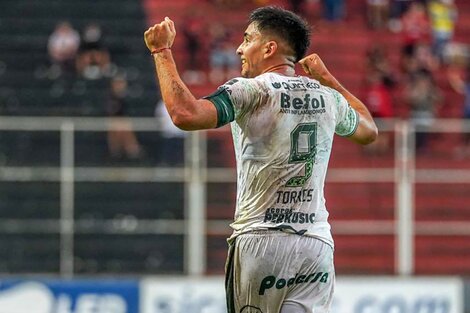 Jonathan Torres marcó el único gol del partido con un gran cabezazo (Fuente: NA)