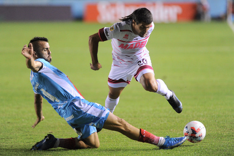 Malcorra intenta pasar ante Chimino; hubo igualdad entre Lanús y Arsenal (Fuente: Télam)