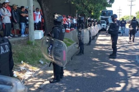 Se incautaron armas y drogas en los micros con barras de River que viajaban a Salta