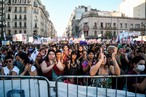 La marcha del 8M: masiva movilización a la Plaza Congreso para recordar que "la deuda es con nosotras y nosotres"