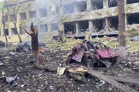 Destrozos provocado por el bombardeo de las fuerzas rusas a un hospital maternal en Mariupol. 