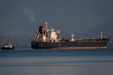 Un buque petrolero llega a una refinería estadounidense en el estado de Washington. Foto 2: La terminal de Nord Stream II en Lublin, Alemania.