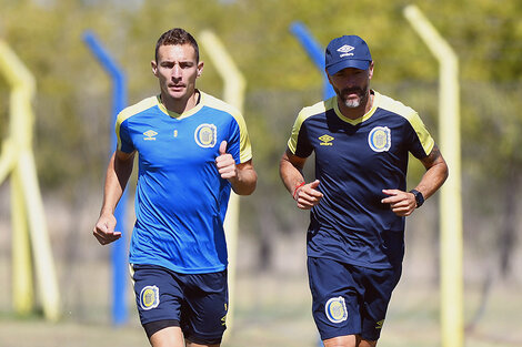 Marco Ruben y el DT Cristian González, que lo recupera como titular.